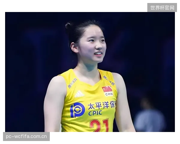 中国队自由人倪非凡需要顶住压力，确保一传生命线不被对手的跳发球冲垮。